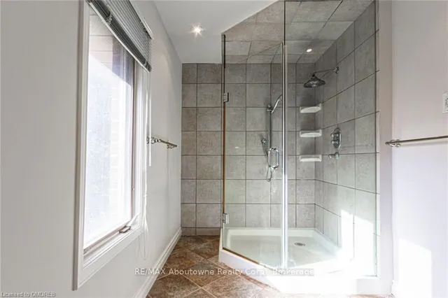 Additional image 23 of 398 BARCLAY Cres