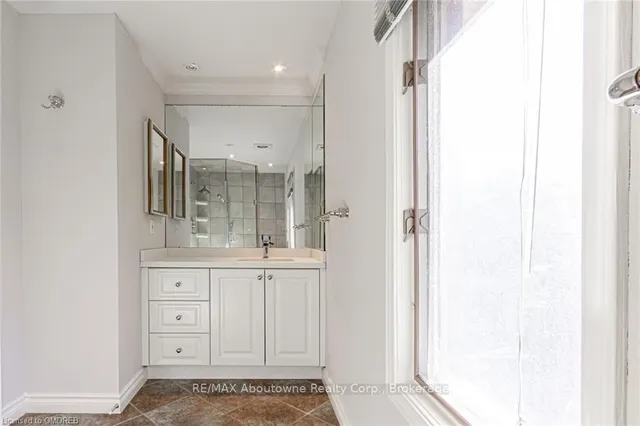 Additional image 22 of 398 BARCLAY Cres