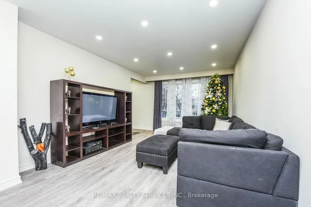 Additional image 13 of 3646 Corliss Cres