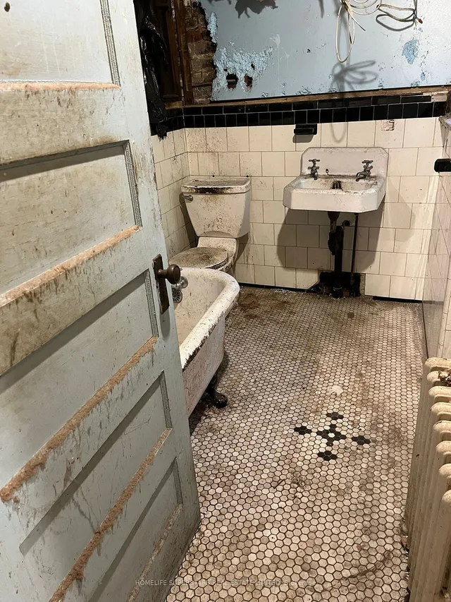 Additional image 11 of 2553 Dundas St