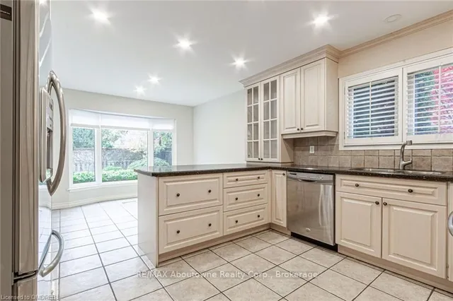 Additional image 8 of 398 BARCLAY Cres