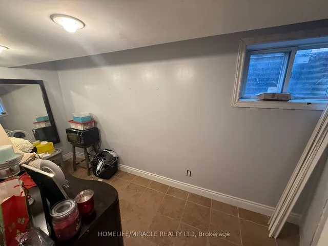 Additional image 4 of 3444 Laddie Cres