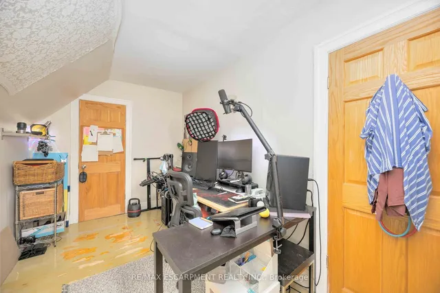 Additional image 34 of 689 Dovercourt Rd