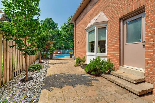 Additional image 39 of 400 Claremont Cres