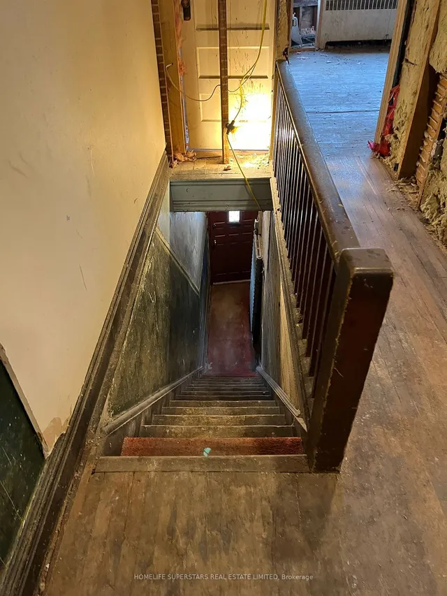 Additional image 5 of 2553 Dundas St