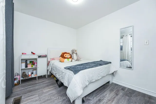 Additional image 21 of 3646 Corliss Cres