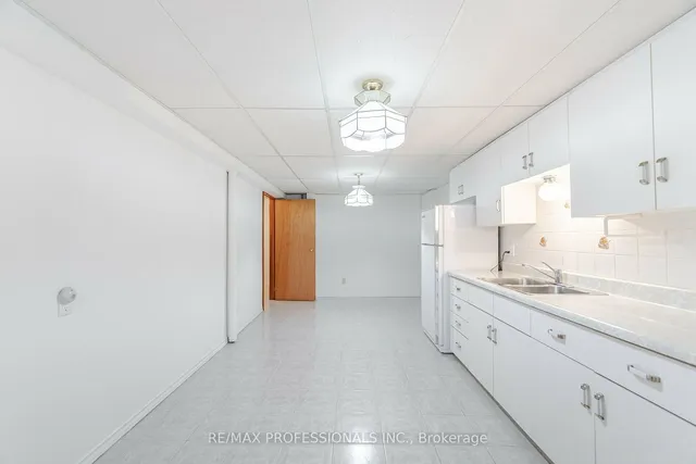 Additional image 28 of 141 Kingsbridge Garden Circ