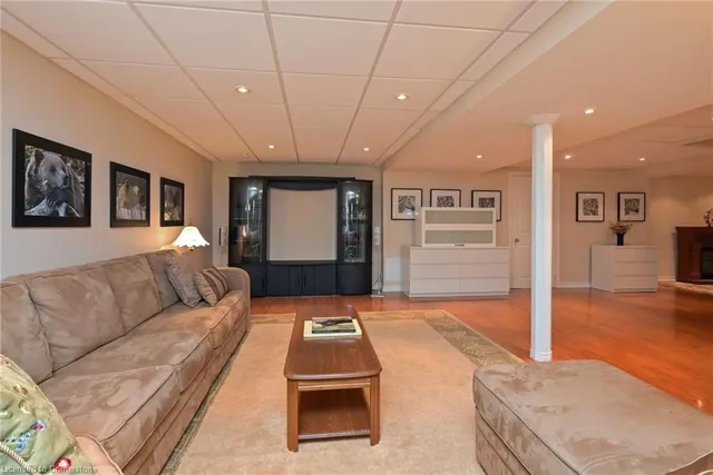 Additional image 32 of 14 Penrose Crt