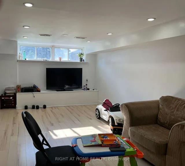 Additional image 16 of 78 Sanford Cres