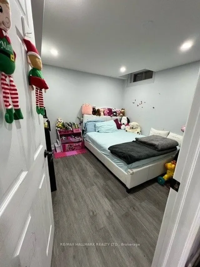 Additional image 9 of 49 Halfmoon Sq