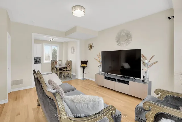 Additional image 10 of 46 Kayak Hts