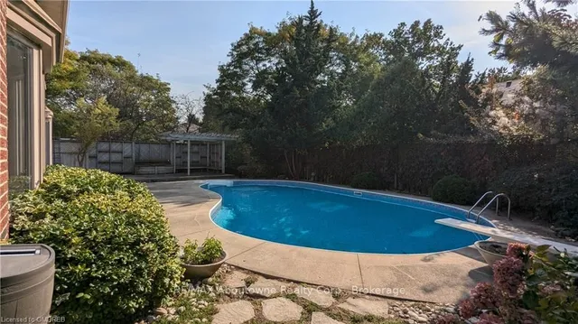 Additional image 39 of 398 BARCLAY Cres