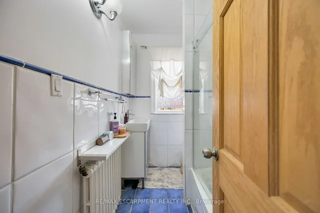 Additional image 21 of 689 Dovercourt Rd