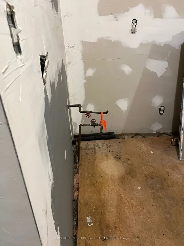 Additional image 7 of 2553 Dundas St