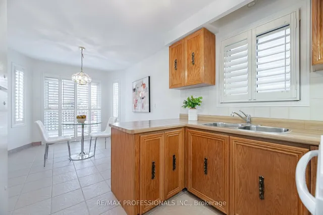 Additional image 9 of 141 Kingsbridge Garden Circ