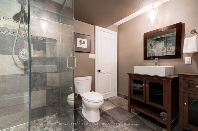 Additional image 30 of 400 Claremont Cres