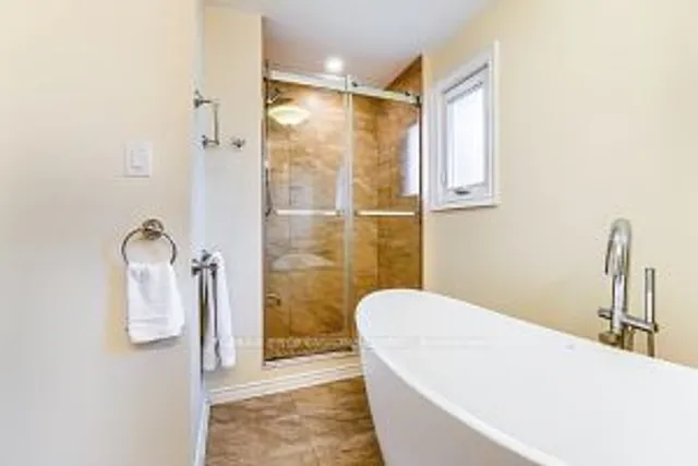 Additional image 24 of 292 Laurentian Ave