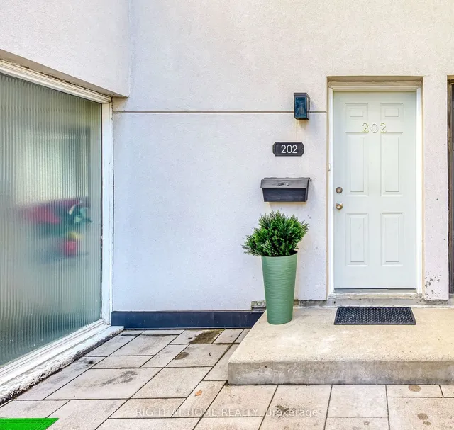 Additional image 4 of 1055 Dundas St Unit 202