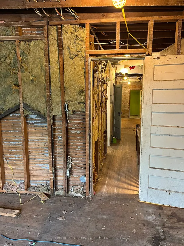 Additional image 8 of 2553 Dundas St