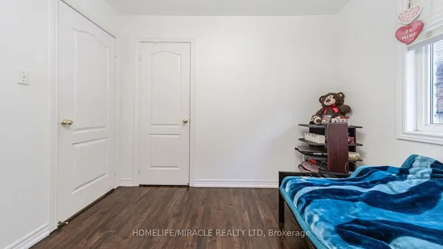 Additional image 22 of 4 FOSSIL St