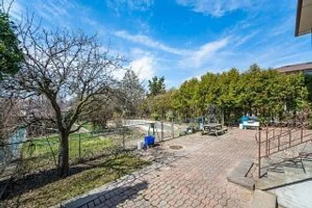 Additional image 14 of 10 Larchmere Ave