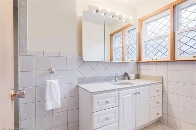 Additional image 22 of 18 Burnt Log Cres