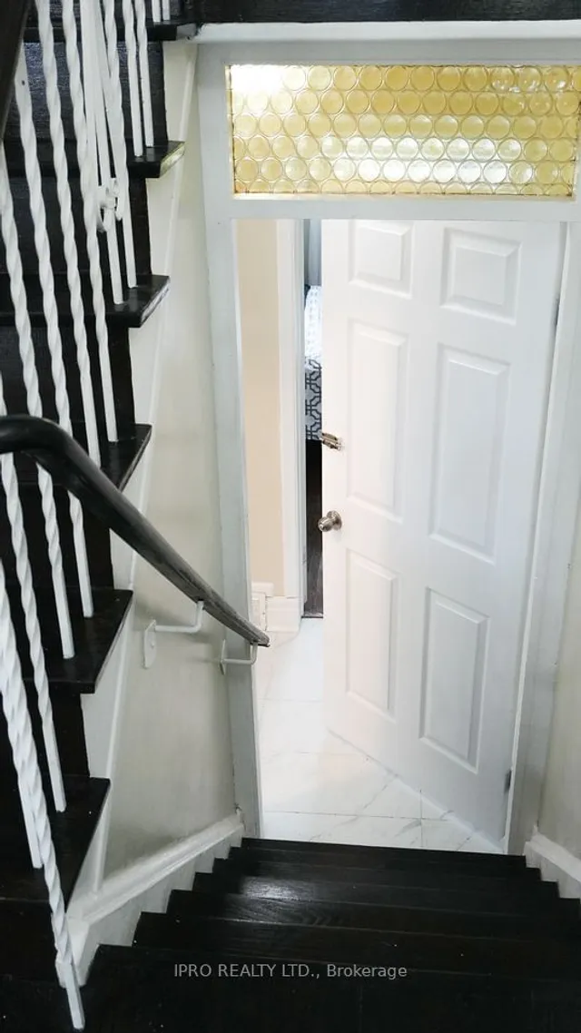 Additional image 18 of 11 Unser Gate