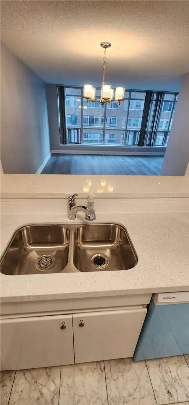 Additional image 5 of 942 Yonge St Unit 703