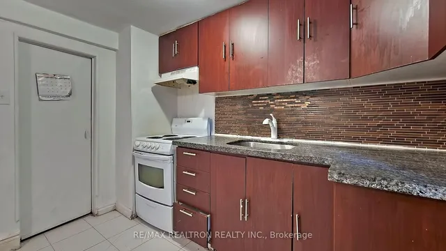 Additional image 26 of 21 Avening Dr