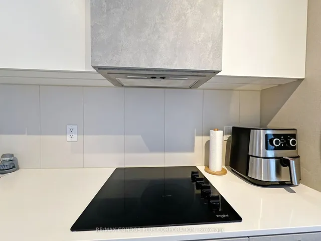 Additional image 13 of 19 Western Battery Rd Unit 315