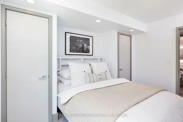 Additional image 18 of 81 Navy Wharf Crt Unit 302