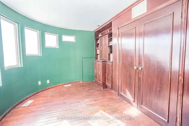 Additional image 31 of 395 Markland Dr