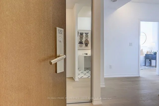 Additional image 4 of 386 Yonge St Unit 5202