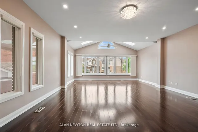 Additional image 7 of 31 Carnival Crt