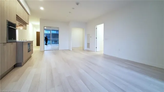 Additional image 11 of 39 Roehampton Ave Unit 411