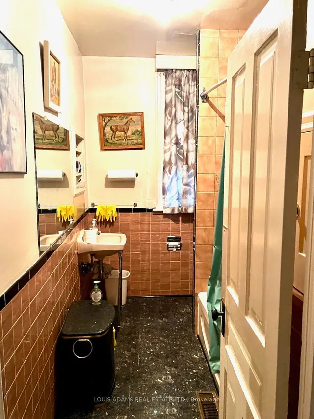 Additional image 19 of 657 Bloor St