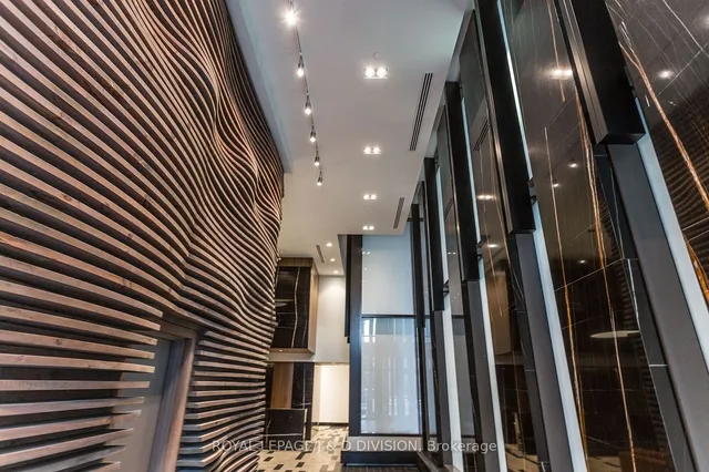 Additional image 19 of 111 Bathurst St Unit 423