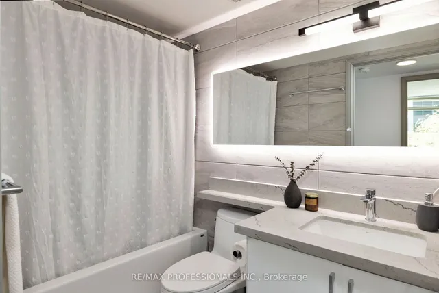 Additional image 20 of 81 Navy Wharf Crt Unit 302