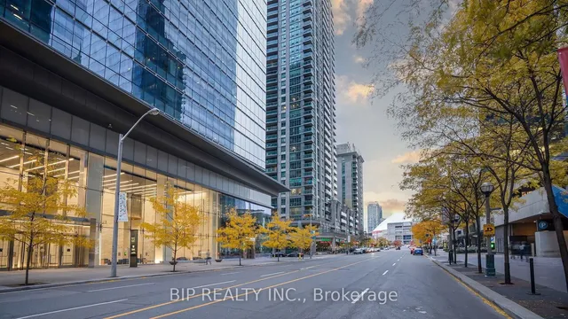 30 Grand Trunk Cres Unit 315