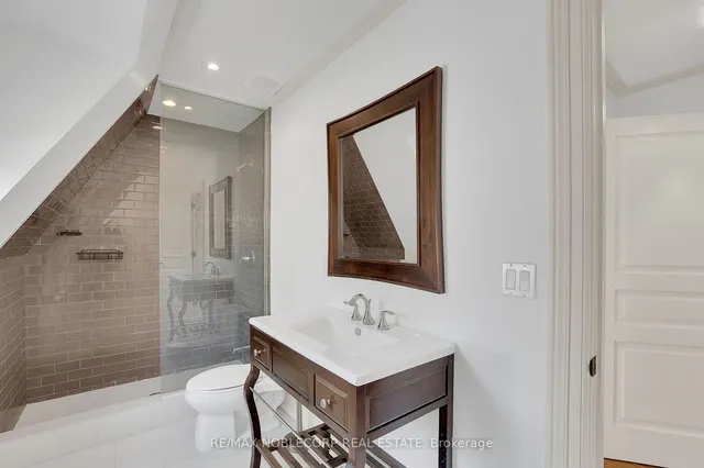 Additional image 30 of 35 Yorkdale Cres