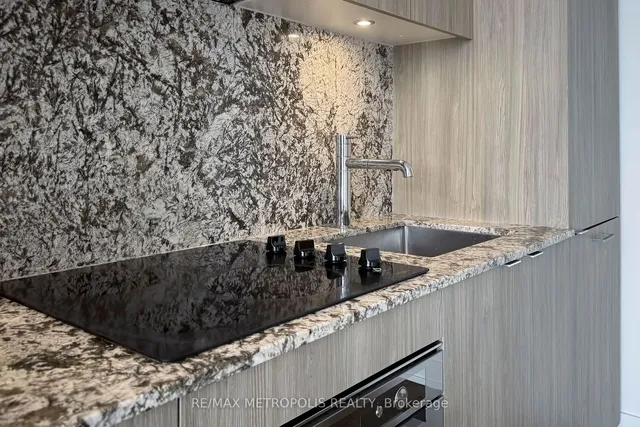 Additional image 12 of 20 Inn On The Park Dr Unit 638