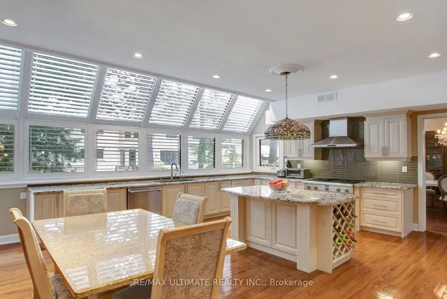 Additional image 18 of 1 Versailles Crt