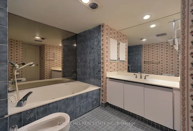 Additional image 20 of 449 Walmer Rd Unit 902