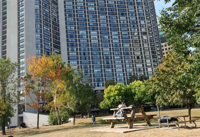 Additional image 32 of 33 Harbour Sq Unit 2037