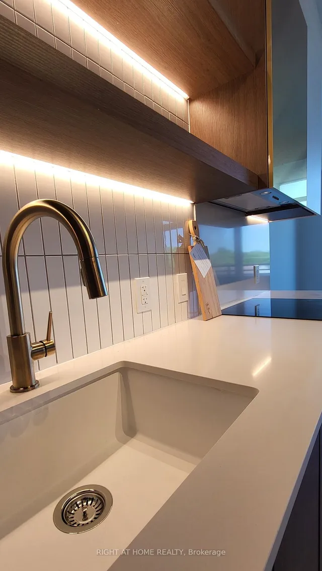 Additional image 19 of 1285 Queen St Unit 403