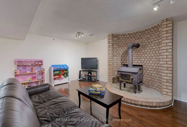 Additional image 31 of 47 Laurel Ave