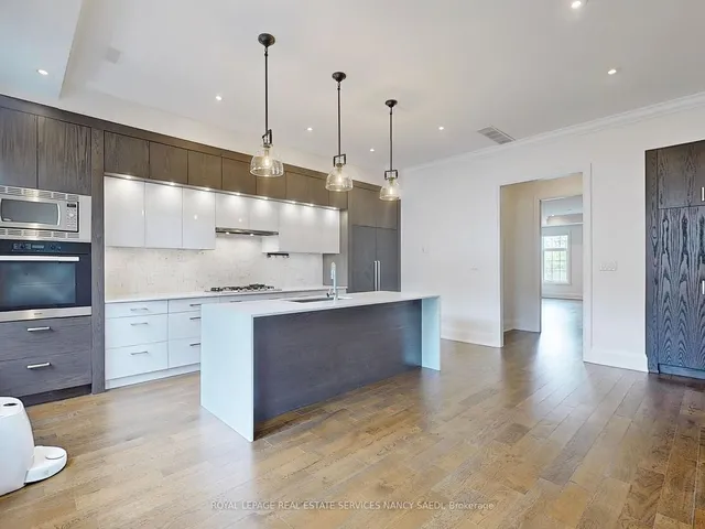 Additional image 8 of 2460B Bayview Ave