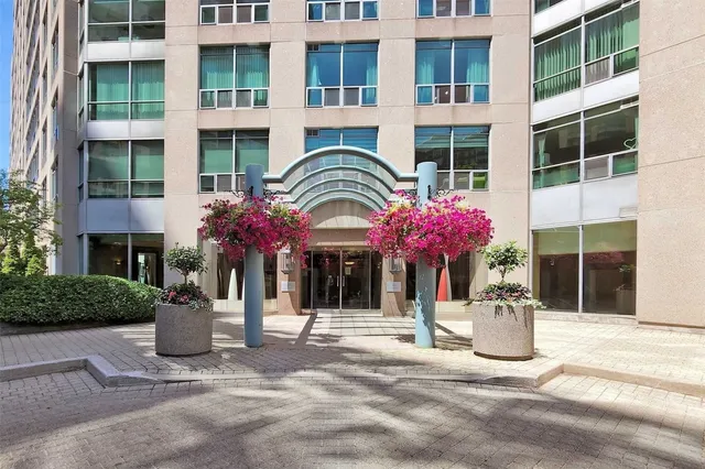 Additional image 14 of 942 Yonge St Unit 703