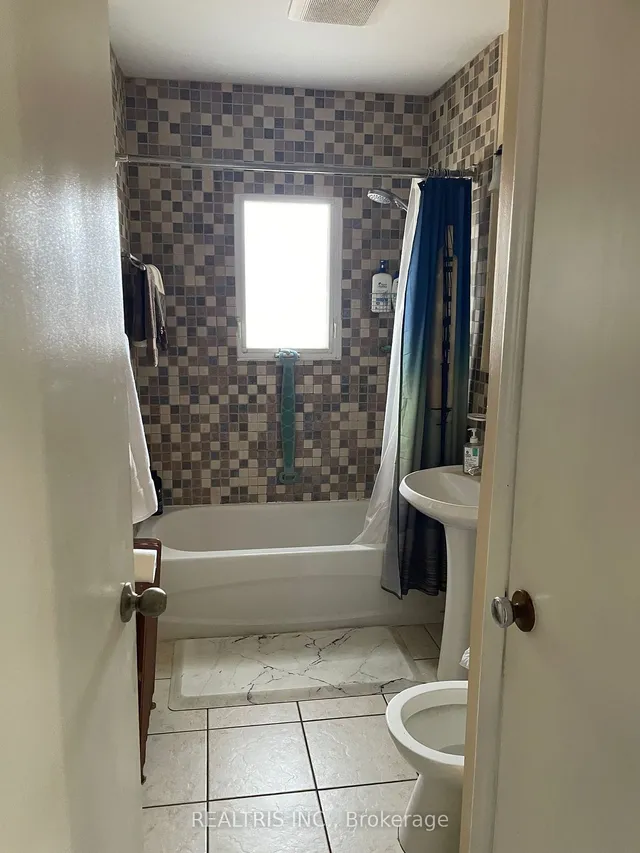 Additional image 20 of 18 Muskoka Ave