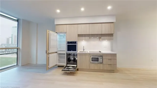 Additional image 18 of 39 Roehampton Ave Unit 411